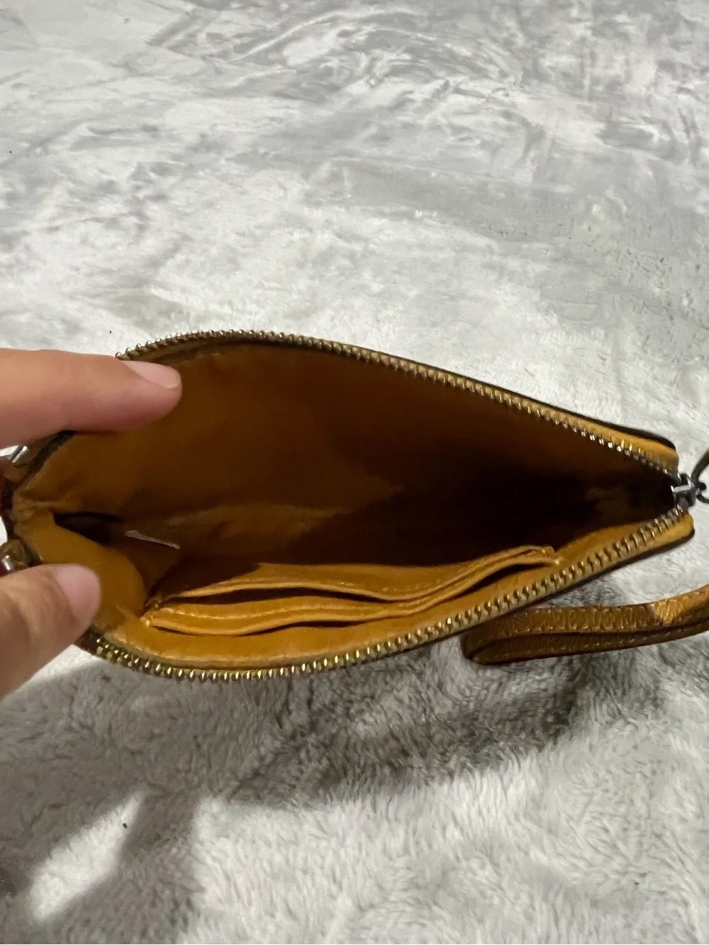 Coach Corner Zip Wristlet in Crossgrain Leather – Mustard Yellow / Honeycomb